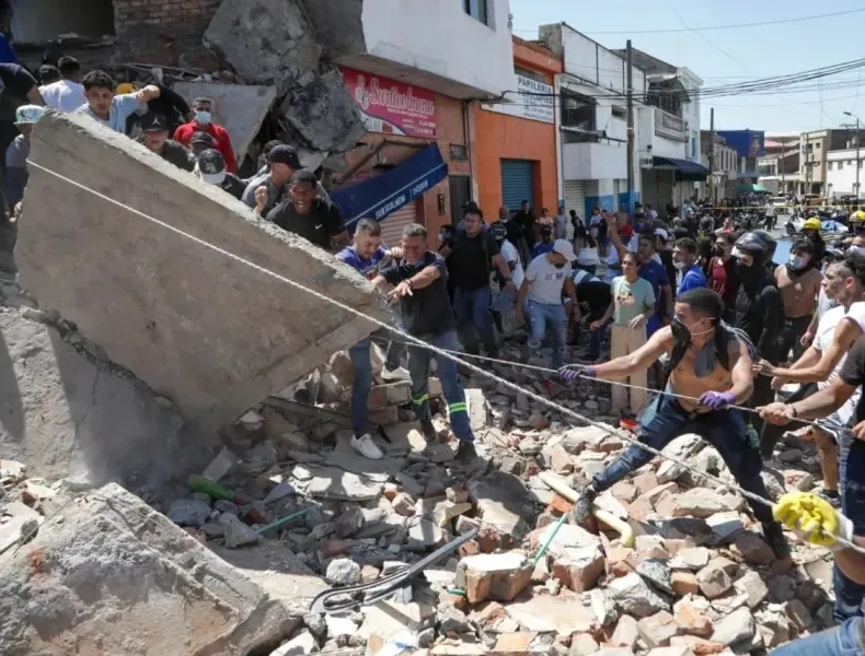 Neighbors clearing rubble after the earthquake in Chocó, Colombia